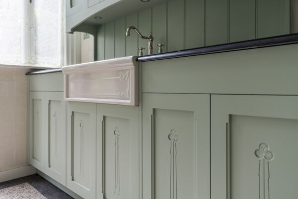 Art Nouveau keuken - Paneeldeuren met motieven.