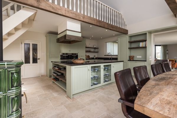 Handgemaakte keuken met robuust eiken onderdelen