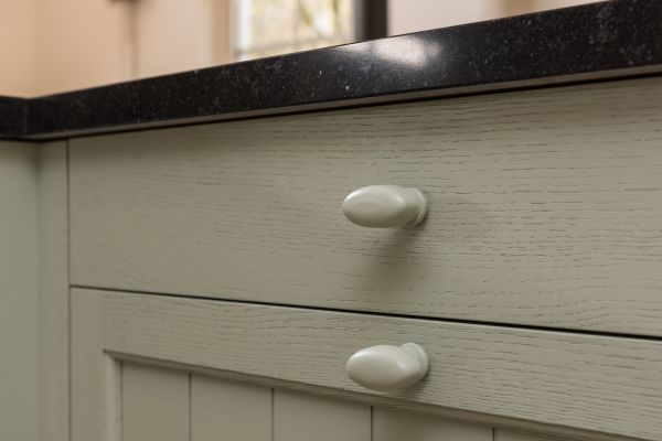 Handgemaakte keuken met robuust eiken onderdelen - Houten gelakte knoppen.