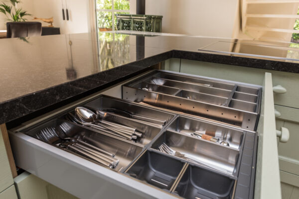 Handgemaakte keuken met robuust eiken onderdelen - Besteklade met interieur.