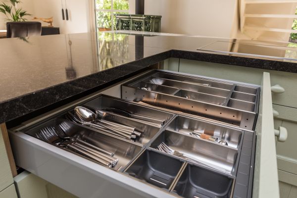 Handgemaakte keuken met robuust eiken onderdelen - Besteklade met interieur.