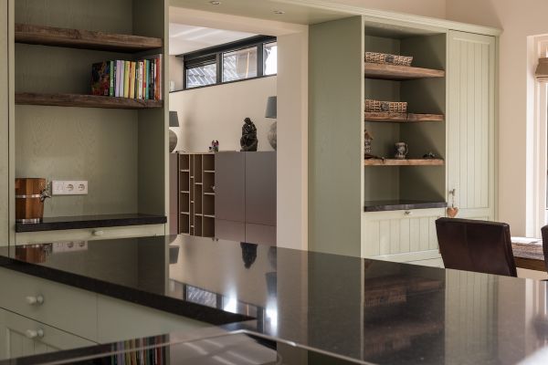 Handgemaakte keuken met robuust eiken onderdelen - Interieur op maat.