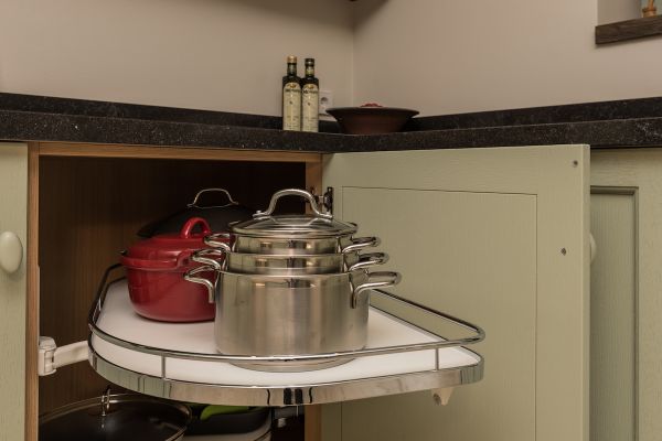 Handgemaakte keuken met robuust eiken onderdelen - Kastinterieur op maat.