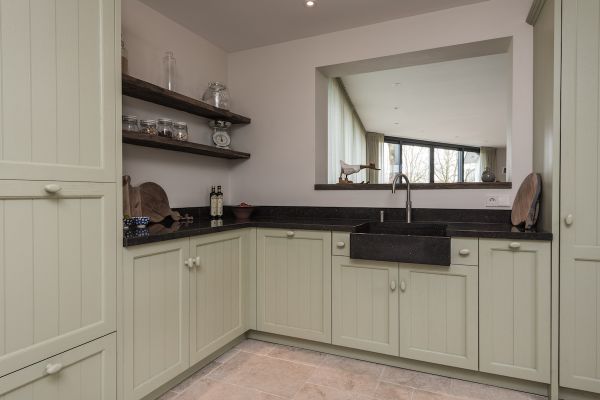 Handgemaakte keuken met robuust eiken onderdelen