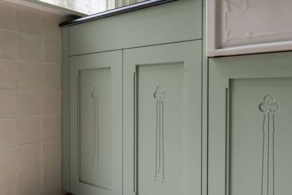 Art Nouveau keuken - Gefreesde motieven in de paneeldeuren