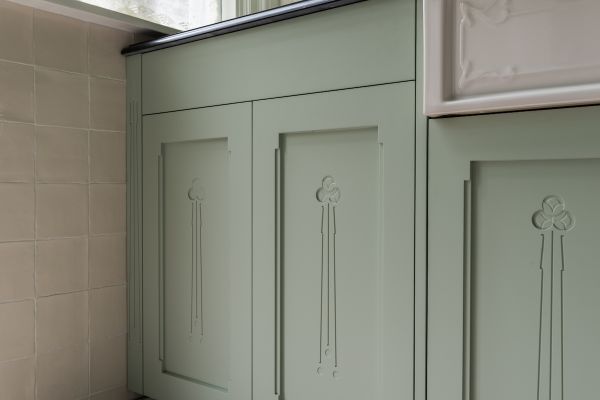 Art Nouveau keuken - Gefreesde motieven in de paneeldeuren