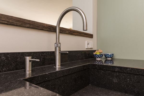 Handgemaakte keuken met robuust eiken onderdelen - Quooker kraan en zeeppomp.