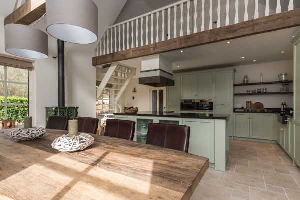 Handgemaakte keuken met robuust eiken onderdelen - Massief eiken tafel op maat.