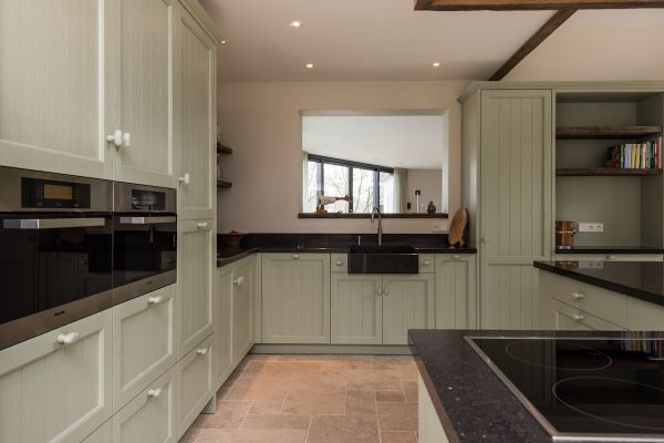 Handgemaakte keuken met robuust eiken onderdelen