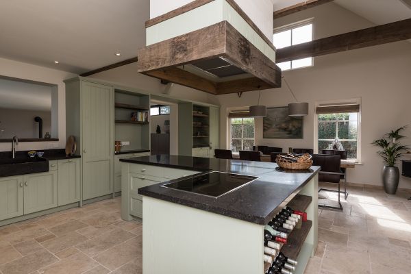 Handgemaakte keuken met robuust eiken onderdelen - Schouw met eiken ombouw.