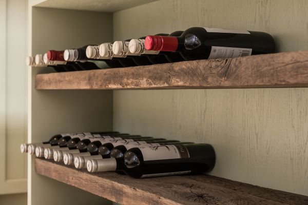 Handgemaakte keuken met robuust eiken onderdelen - Wijnregaal.