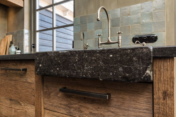 Spoelbak van massief Belgisch hardsteen