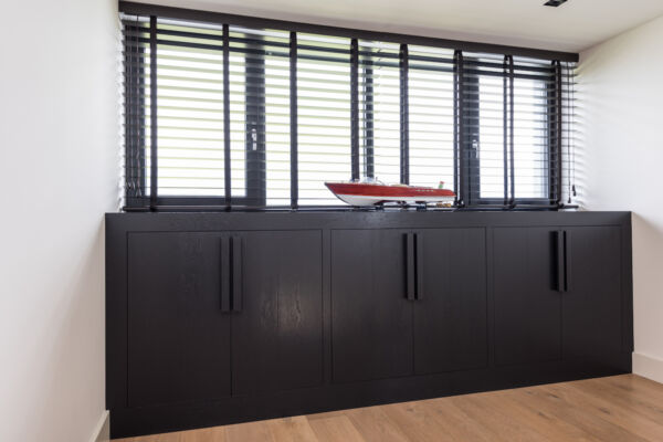 Keuken en Interieur in eiken - Opbergmeubel op overloop