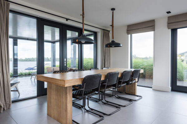 Keuken en Interieur in eiken - Bijpassende tafel in eiken