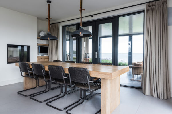 Keuken en Interieur in eiken - Bijpassende tafel in eiken