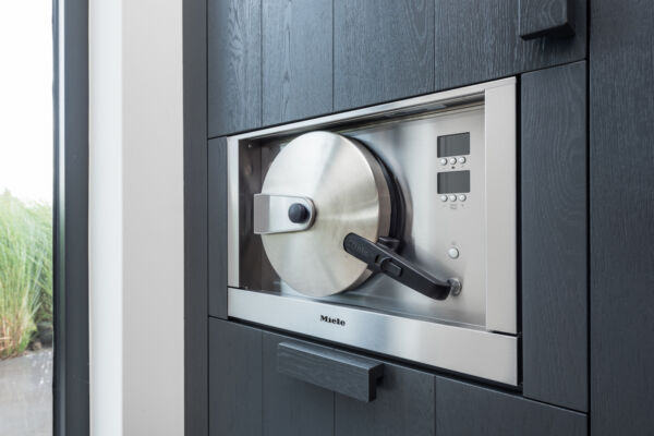 Keuken en Interieur in eiken - Kasten met inbouwapparatuur