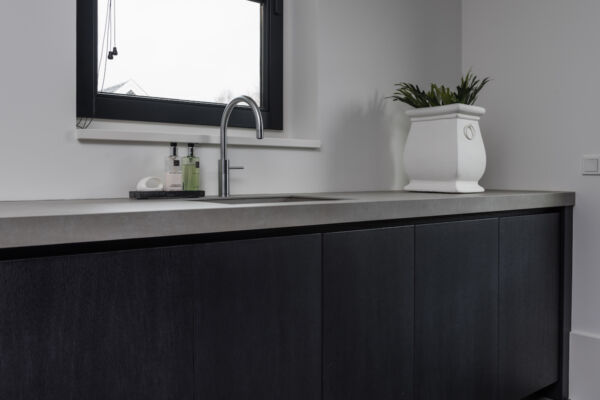 Keuken en Interieur in geborsteld eiken, donker gebeitst - Badkamer.