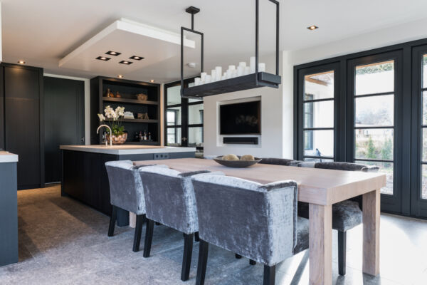 Keuken en Interieur in geborsteld eiken, donker gebeitst