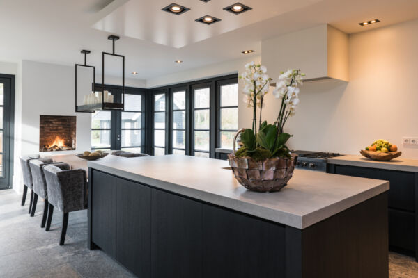 Keuken en Interieur in geborsteld eiken, donker gebeitst