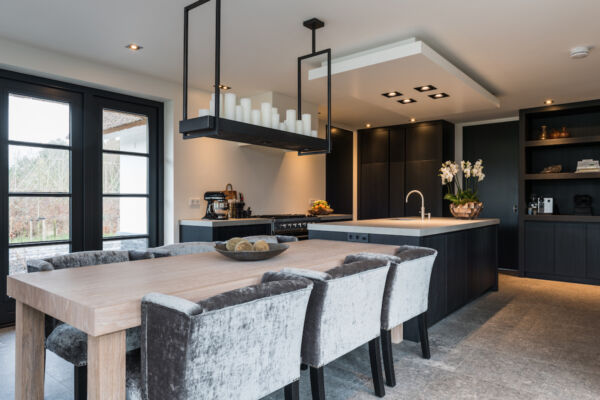 Keuken en Interieur in geborsteld eiken, donker gebeitst