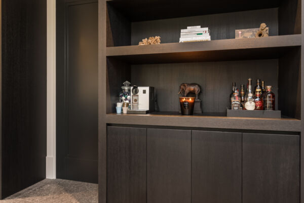 Keuken en Interieur in geborsteld eiken, donker gebeitst - Interieur op maat.