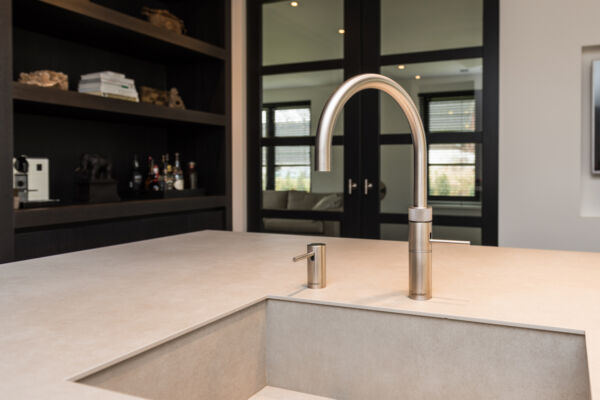Keuken en Interieur in geborsteld eiken, donker gebeitst - Quooker kraan en zeeppomp.