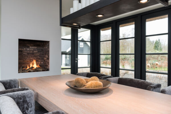 Keuken en Interieur in geborsteld eiken, donker gebeitst - Eiken tafel op maat.