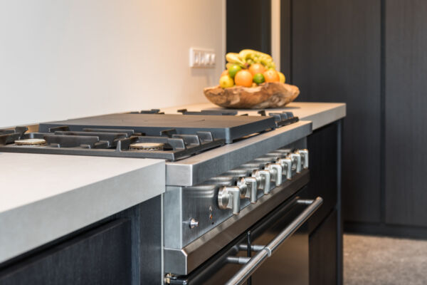 Keuken en Interieur in geborsteld eiken, donker gebeitst