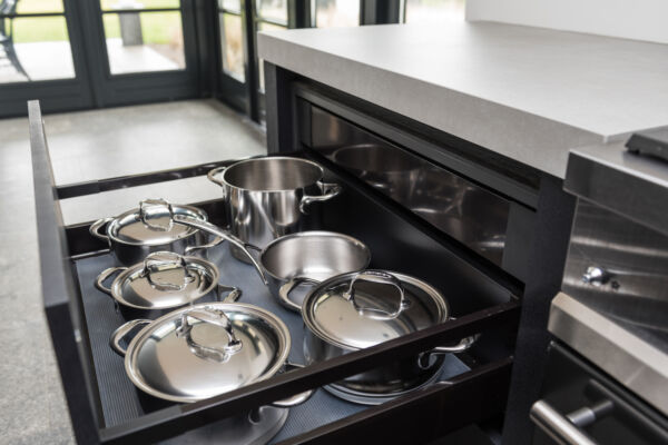 Keuken en Interieur in geborsteld eiken, donker gebeitst - Antracietgrijs interieur.