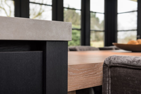 Keuken en Interieur in geborsteld eiken, donker gebeitst