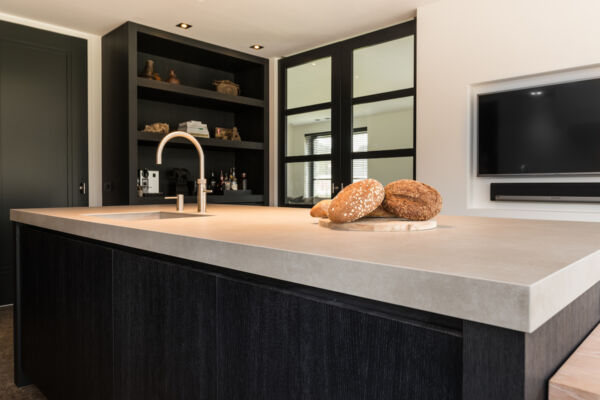 Keuken en Interieur in geborsteld eiken, donker gebeitst met keramiek keukenblad.