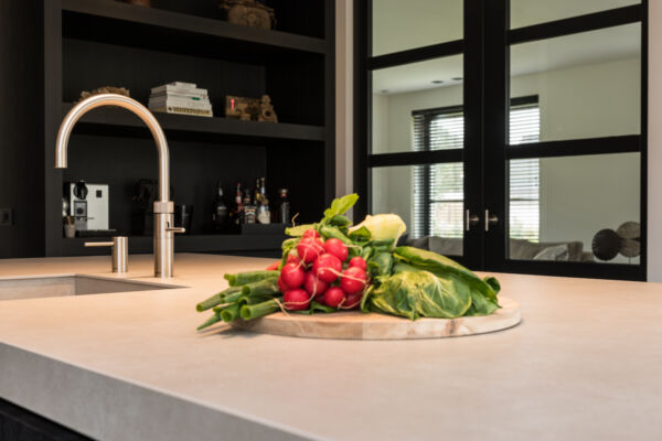 Keuken en Interieur in geborsteld eiken, donker gebeitst - Keramiek keukenblad.
