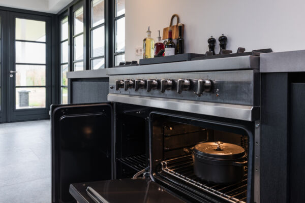 Keuken en Interieur in geborsteld eiken, donker gebeitst -Meerdere ovens.