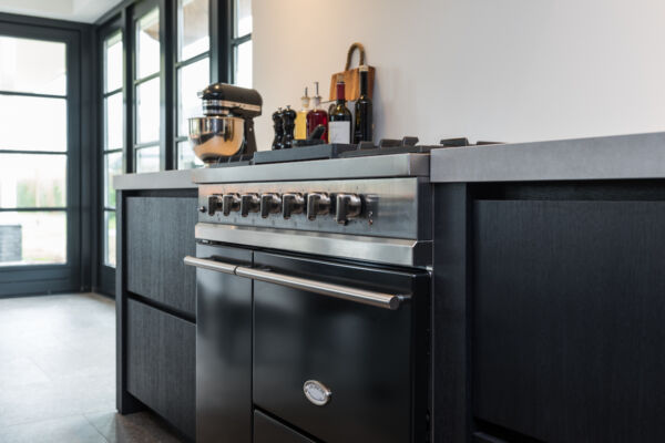 Keuken en Interieur in geborsteld eiken, donker gebeitst