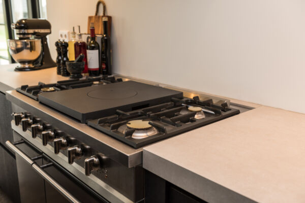 Keuken en Interieur in geborsteld eiken, donker gebeitst - Keramiek blad en multifunctioneel fornuis.