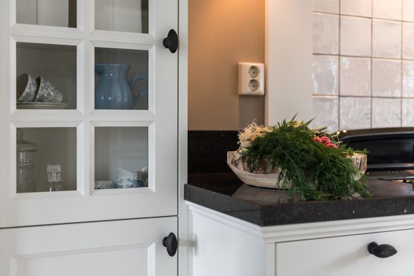 Stijlvolle jaren'30 keuken - Vitrinekast op maat