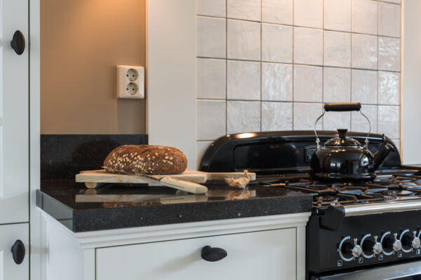 Stijlvolle jaren'30 keuken - Mooie sierlijst onder het composiet blad
