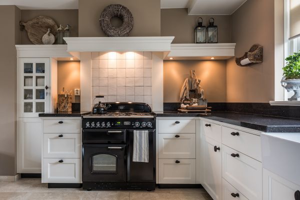 Stijlvolle jaren'30 keuken - Mooie symmetrische stijlelementen rond de schouw.