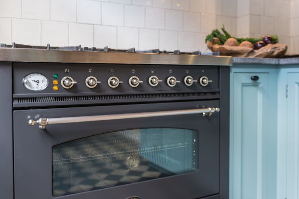 Sfeervolle keuken met inliggende deuren - Boretti fornuis