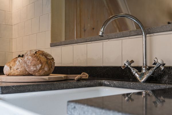 Sfeervolle keuken met inliggende deuren - Hardstenen blad met gefrijnde kanten.