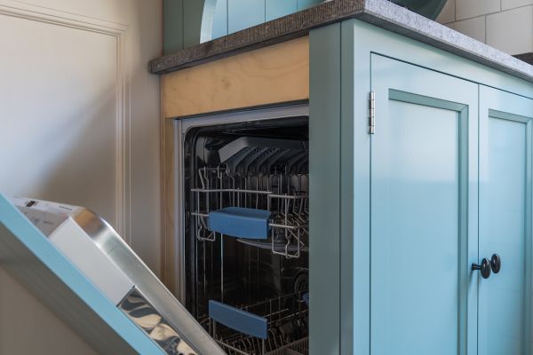 Sfeervolle keuken met inliggende deuren - Inventief ingebouwde vaatwasser.