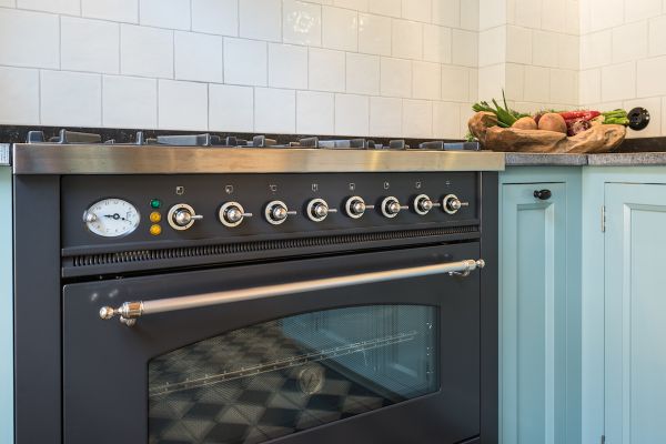Sfeervolle keuken met inliggende deuren - Boretti fornuis