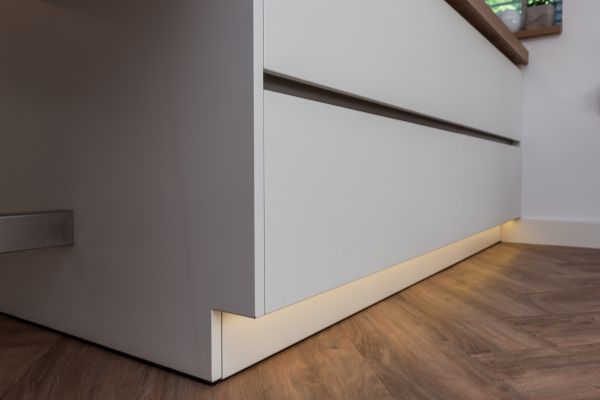 Moderne greeploze keuken - plintverlichting