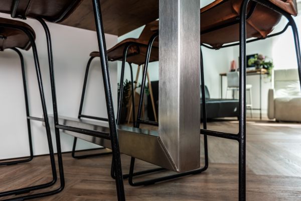 Moderne greeploze keuken - RVS steun voor bargedeelte