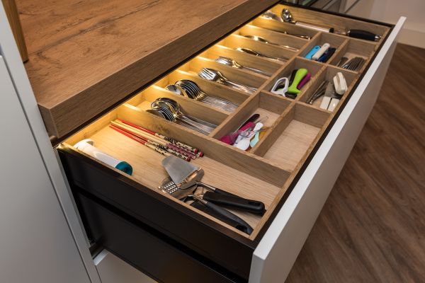 Moderne greeploze keuken - Besteklade met verlichting