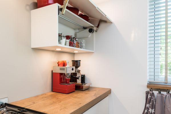 Moderne greeploze keuken - kasten met liftdeuren