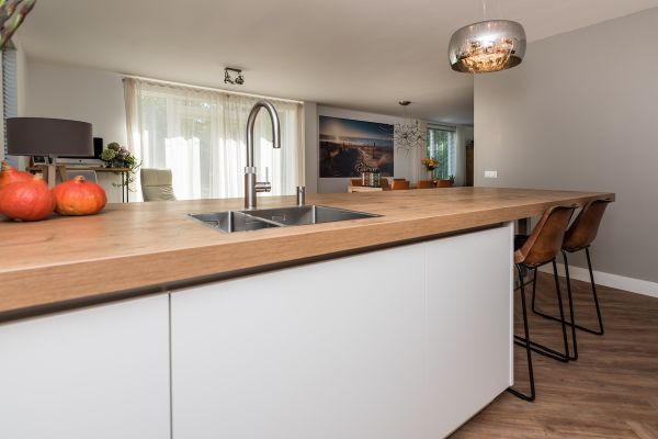 Moderne greeploze keuken - spoelunit met bar