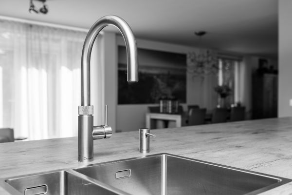 Moderne greeploze keuken - Quooker kraan en zeeppomp