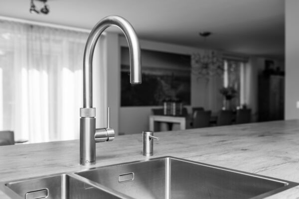 Moderne greeploze keuken - Quooker kraan en zeeppomp