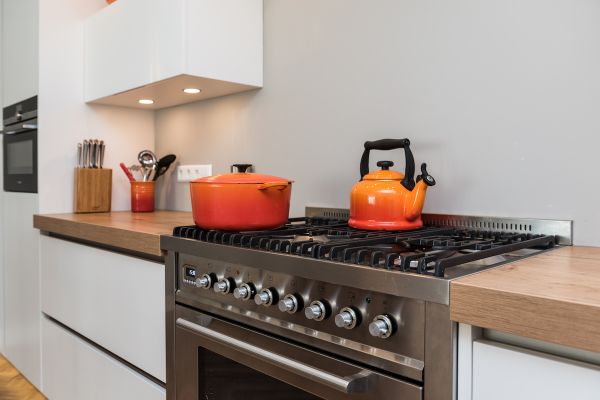 Moderne greeploze keuken - houtkleurig blad